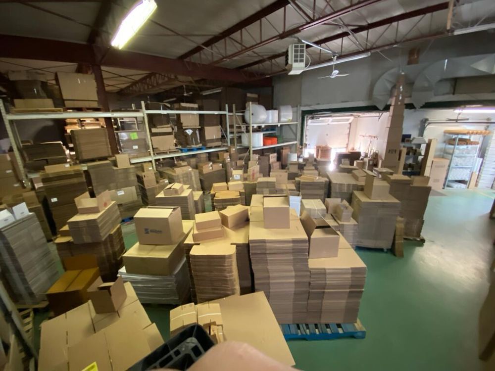 Intérieur du magasin Emballages Plus avec cartons et fournitures en rayon